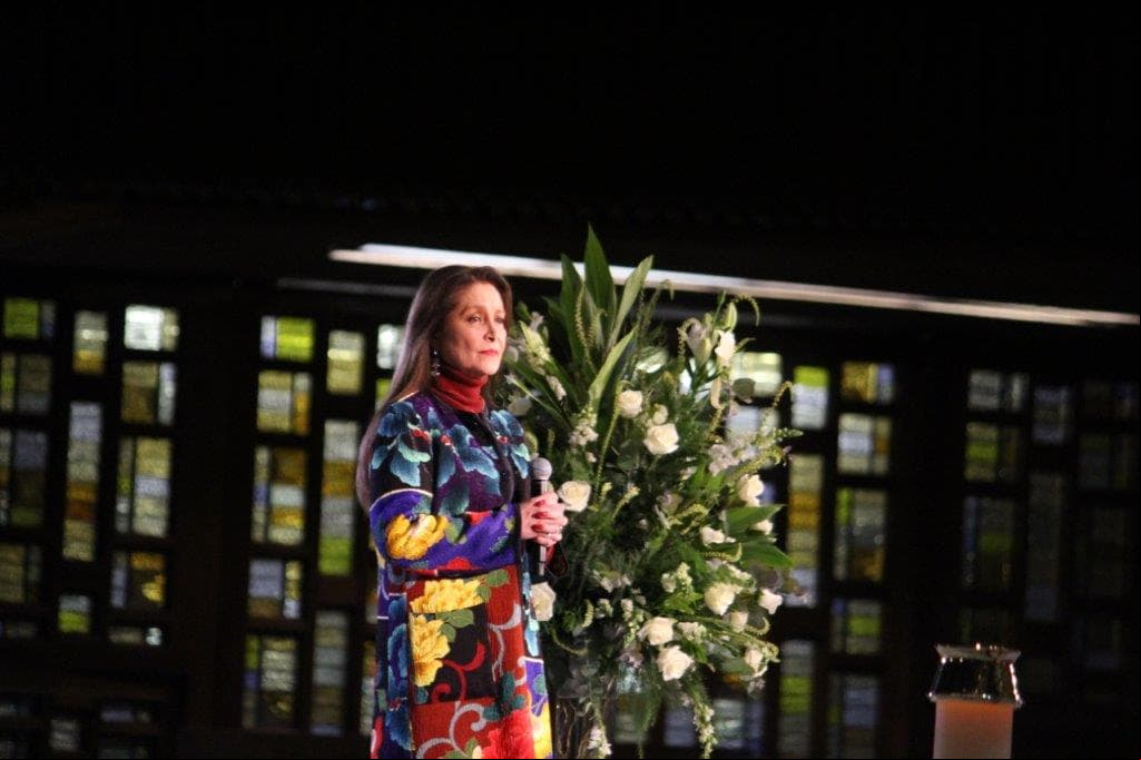 “Madrecita, humildemente vengo a ofrecerte mi canto para agradecerte por todos esos enfermos que han sanado y que pueden disfrutar de la vida y la luz del sol y te pido Madre mía por todos los que sufren cobíjalos con tu manto siempre. Gracias Virgencita”, fueron las palabras de Daniela Romo para dar paso a cantar “Mía”.