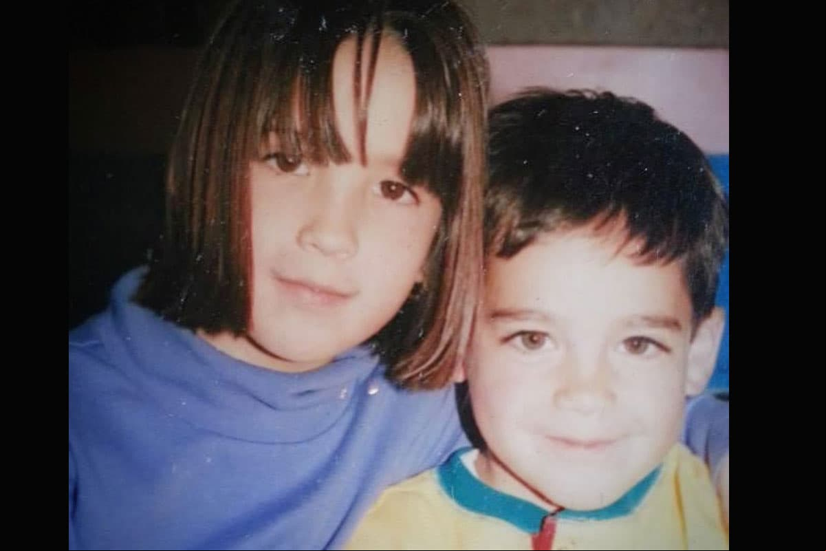 “Siempre juntos estemos donde estemos y orgulloso de siempre poder llamarte mi hermana. Descansa en paz mientras yo te sigo haciendo reír”, externó José Luis junto a una imagen donde aparece con Daniela cuando eran niños.