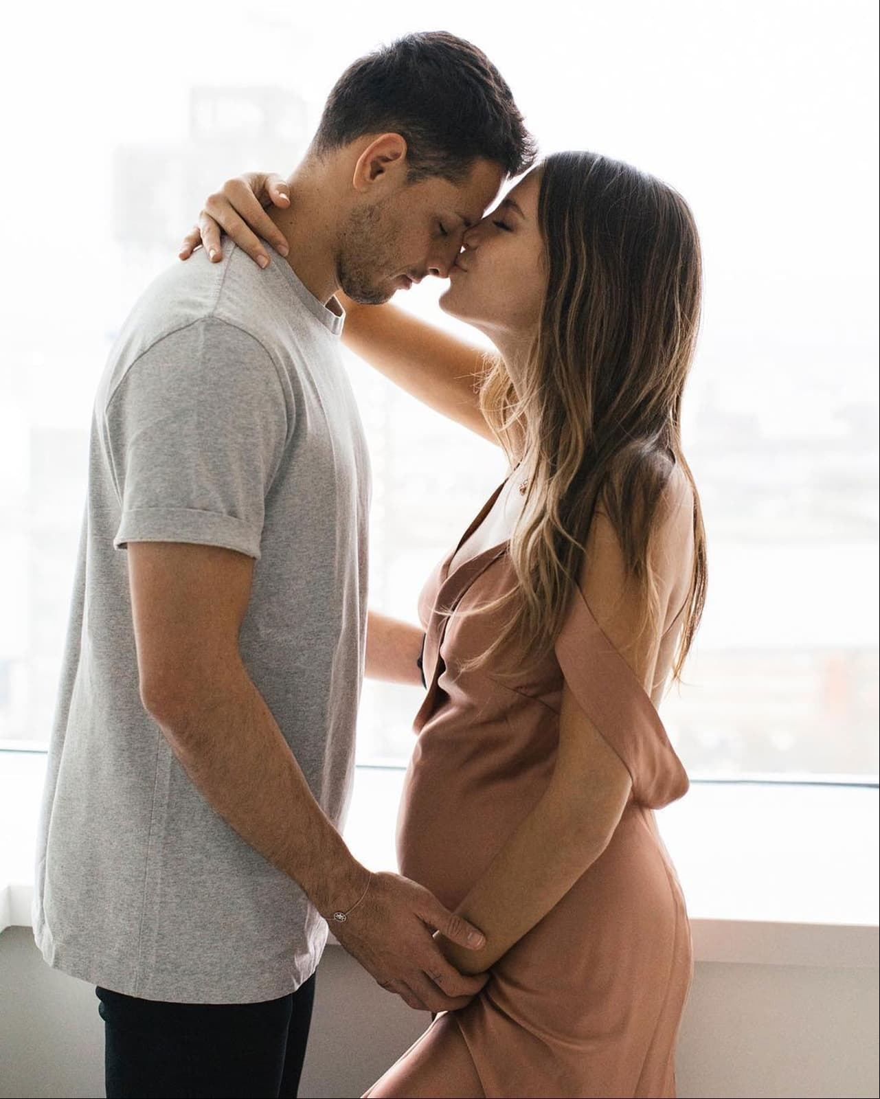 Novia de ‘Chicharito’ presume sus 6 meses de embarazo en Instagram