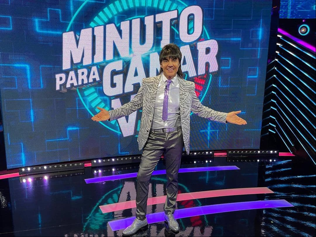Sobre el vestuario que lucirá este personaje en el programa, Adrián confesó: “El vestuario lo elijo yo junto a la diseñadora y más o menos platicando lo que no puede perder que es estrafalario sin perder su esencia”. Así que ya lo sabes, disfruta de Minuto para Ganar VIP y su nueva temporada.