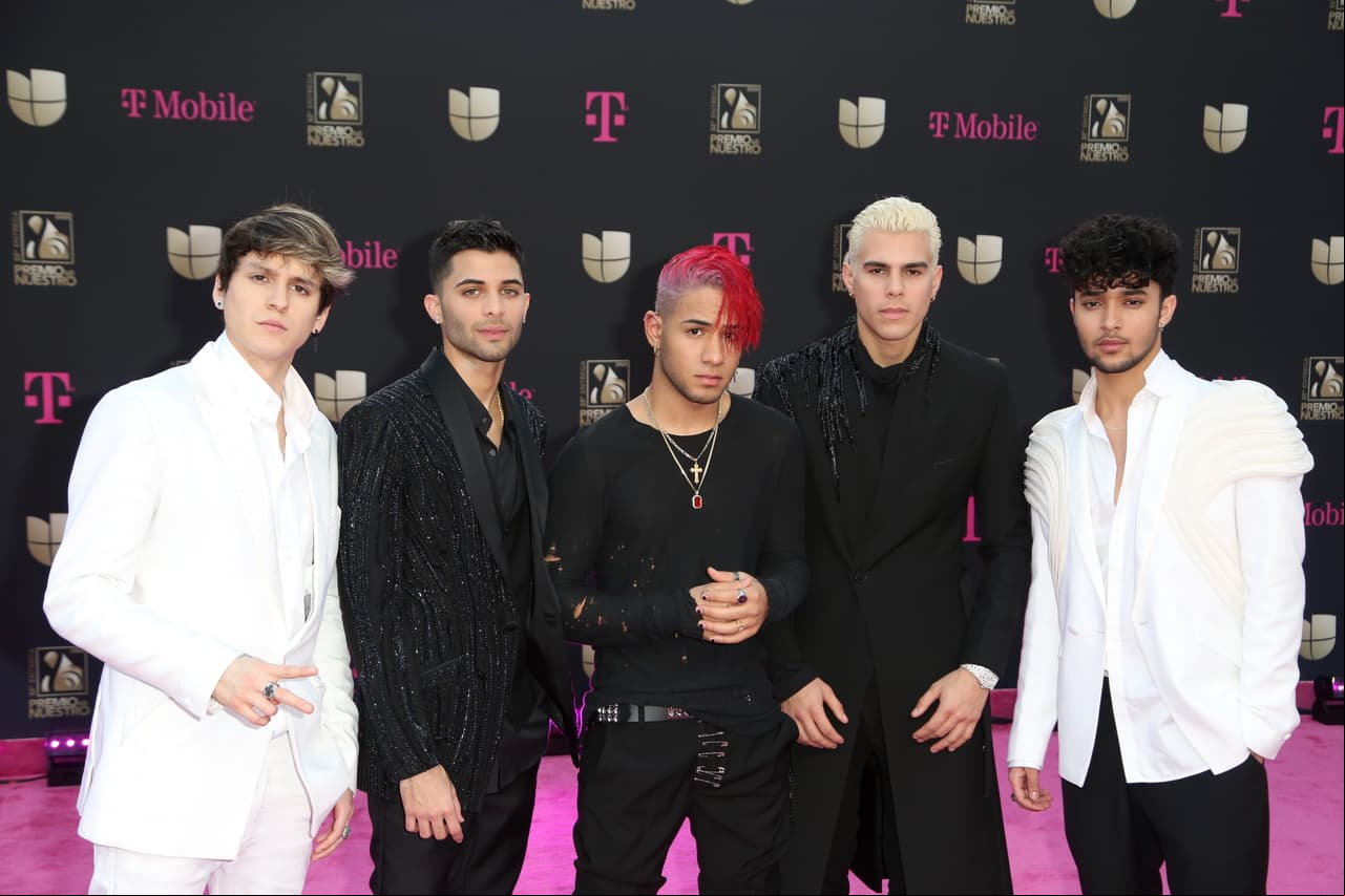CNCO desfiló por la alfombra roja esperando llevarse a casa la estatuilla en las categorías ‘Canción pop/rock’ por ‘De Cero’ y ‘Grupo o dúo Pop/Rock’.