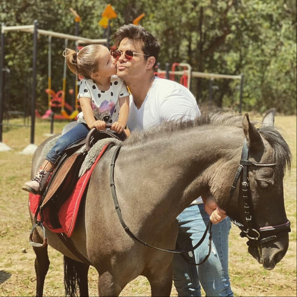 Alessia, quien también es nieta de Sharis Cid, es la primera hija de la pareja, quienes el próximo noviembre celebrarán sus primeros cinco años de casados.