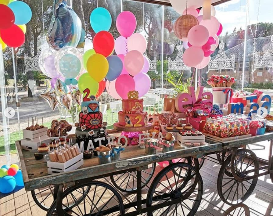 Los dulces no podían faltar, por ello se colocó una mesa con múltiples opciones, además de contar con dos pasteles, uno dedicado a los cómics y otro a las princesas de Disney.