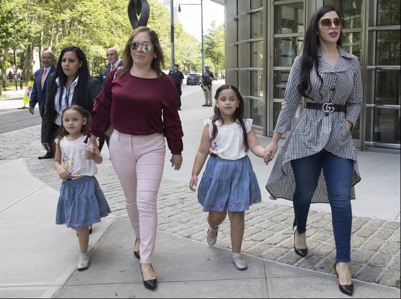 Emma Coronel dejando una corte de Brooklyn con sus hijas en junio de 2018