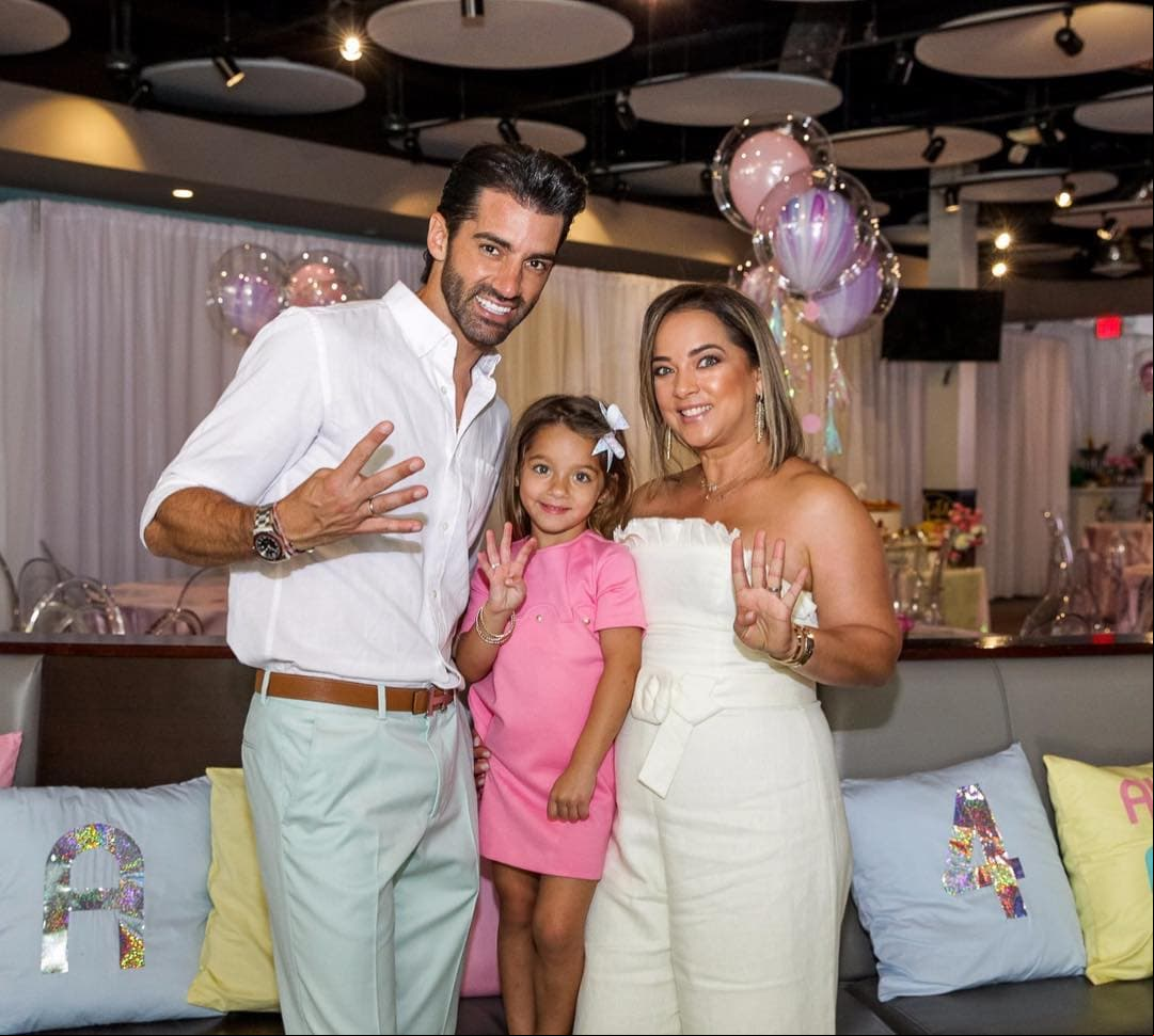 Adamari López y Toni Costa en el cumpleaños de Alaïa