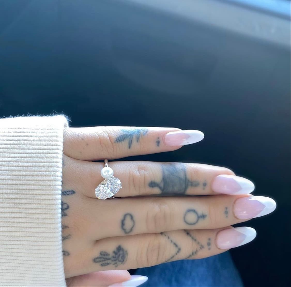 Aunque Ariana Grande no ha hecho más comentarios sobre su compromiso con Dalton Gomez ni ha dado detalles sobre su anillo, sus fans afirman que el anillo podría estar relacionado con los abuelos de la cantante.