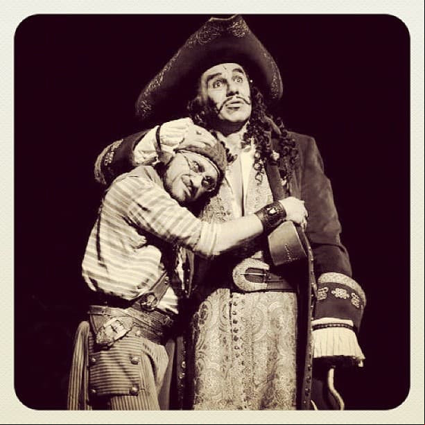También ha participado en múltiples obras de teatro.
