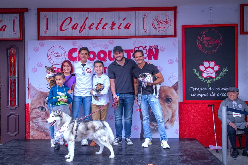 Hubo un concurso de mascotas donde varios artistas como Eduardo Marbán, Eduardo Casas, José Carlos Farrera, entre otros, participaron en compañía de sus mejores amigos caninos.