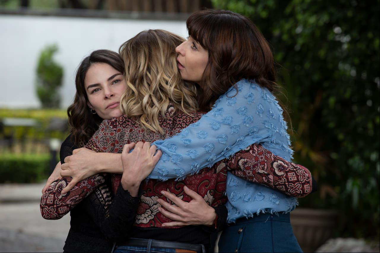 Tras saberse toda la verdad, las hermanas Cantú se abrazan desconsoladas por saber de lo que es capaz su propia madre.