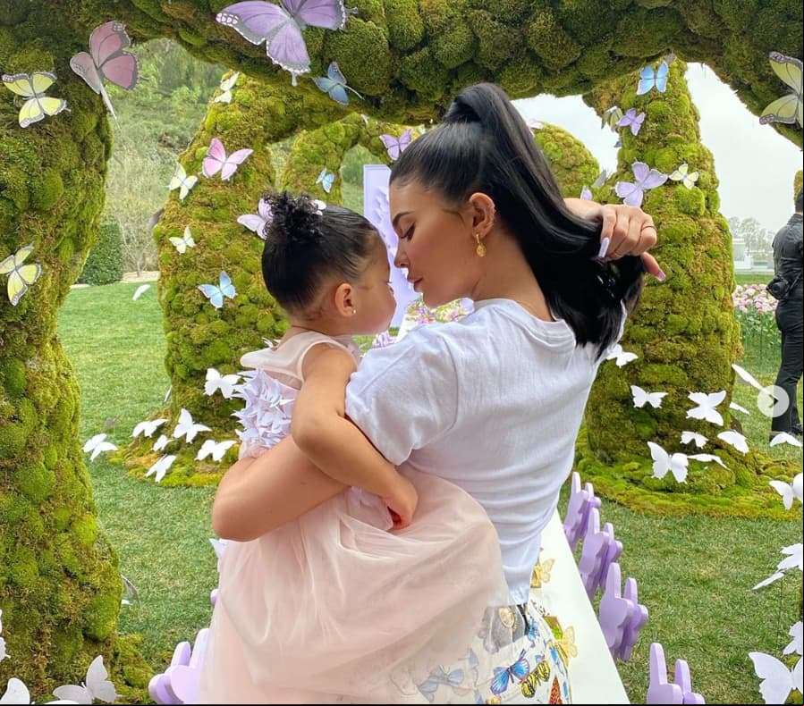 Kylie Jenner organizó una espectacular fiesta para su hija Stormi Webster y aprovechó la ocasión para celebrar también el lanzamiento de su nueva colección de maquillaje inspirada en la niña.