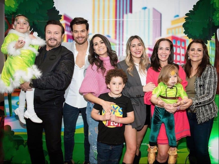 Arturo Peniche con su familia: una parte de la dinastía