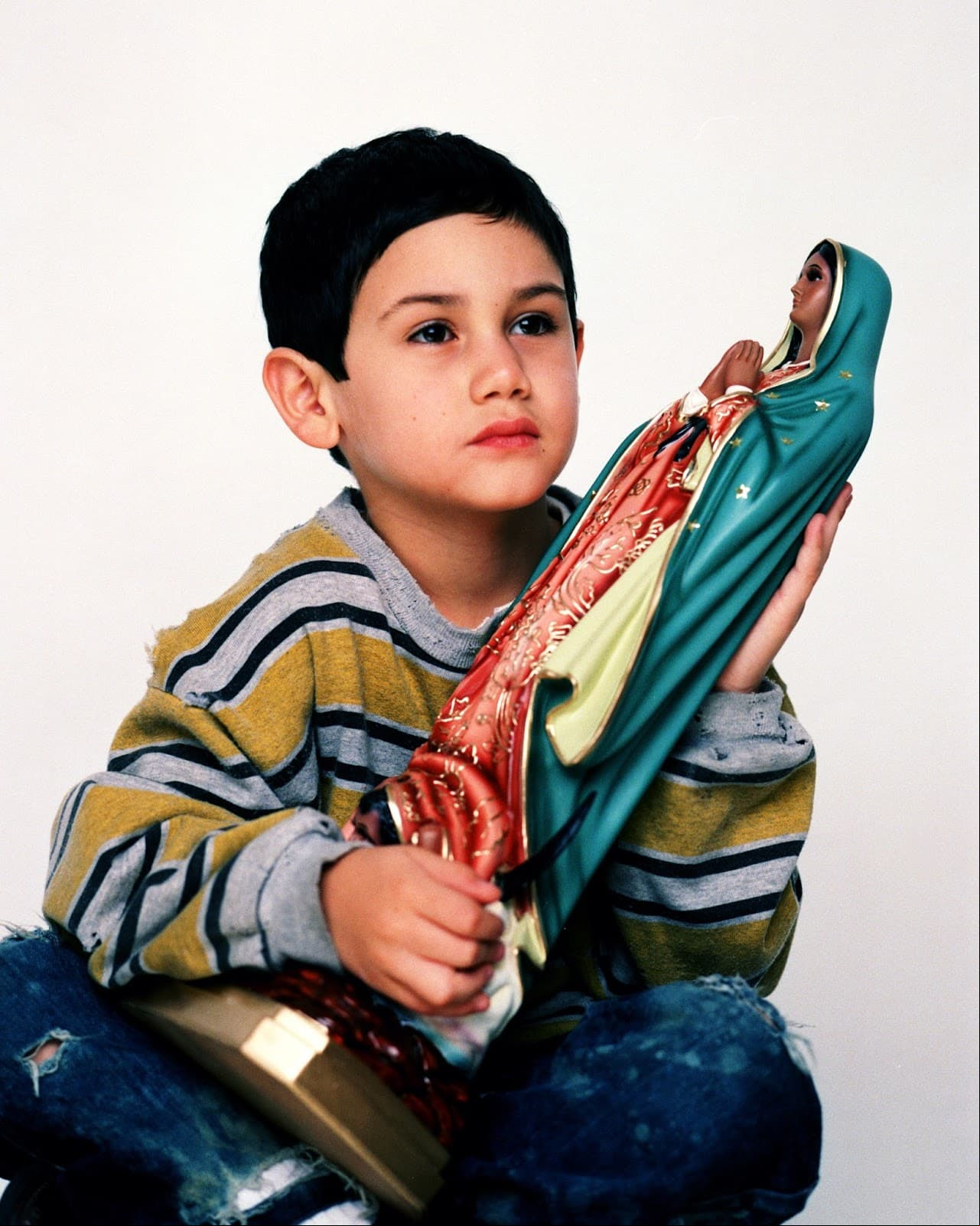 Alejandro Speitzer nació el 31 de mayo de 1995. Aunque su carrera artística la inició desde muy pequeño en ‘Plaza Sésamo’, fue en el 2000 cuando debutó en las telenovelas al protagonizar ‘Rayito de Luz’, melodrama infantil producido por Rosy Ocampo.