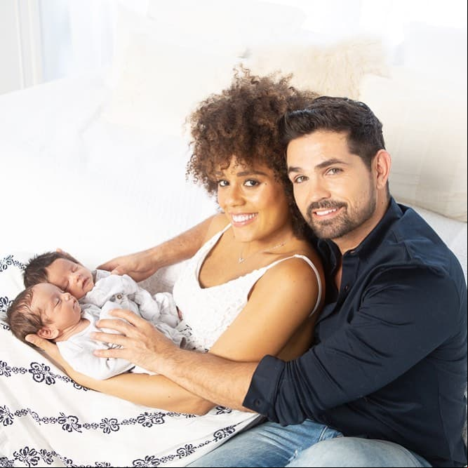 Fue a través de la revista ¡HOLA! que Ferdinando Valencia y Brenda Kellerman dieron a conocer la llegada de sus mellizos y en la cuenta oficial de sus pequeños compartieron una de sus primeras fotografías juntos: “Por fin estamos con nuestros papás”.