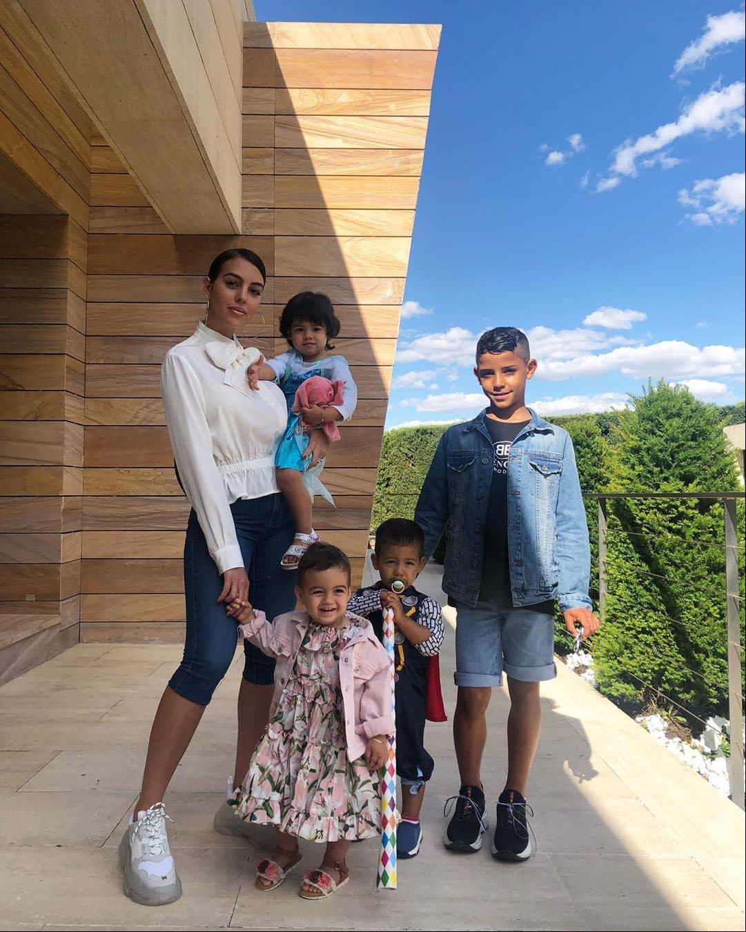 A pesar de que Mateo, Eva y Cristiano Ronaldo Jr. no son sus hijos biológicos, Georgina no tiene problema con ello, por lo que completó su familia con la llegada de Alana, la única hija que tiene en común con el futbolista.