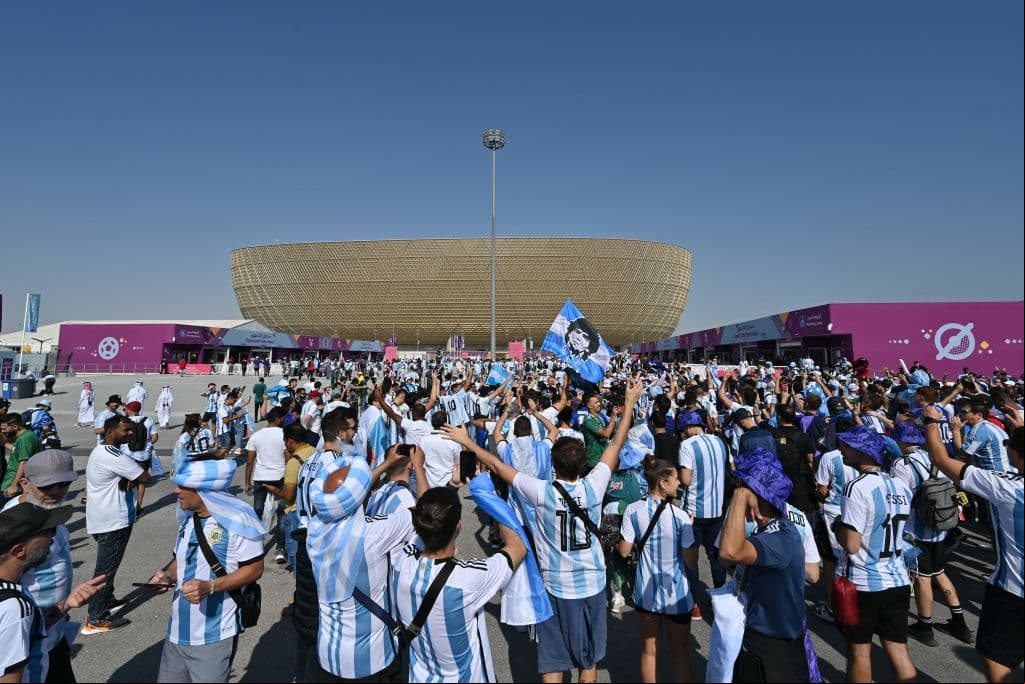 Aficionados de Argentina llegan al Estadio Lusail para el partido contra Arabia Saudita.