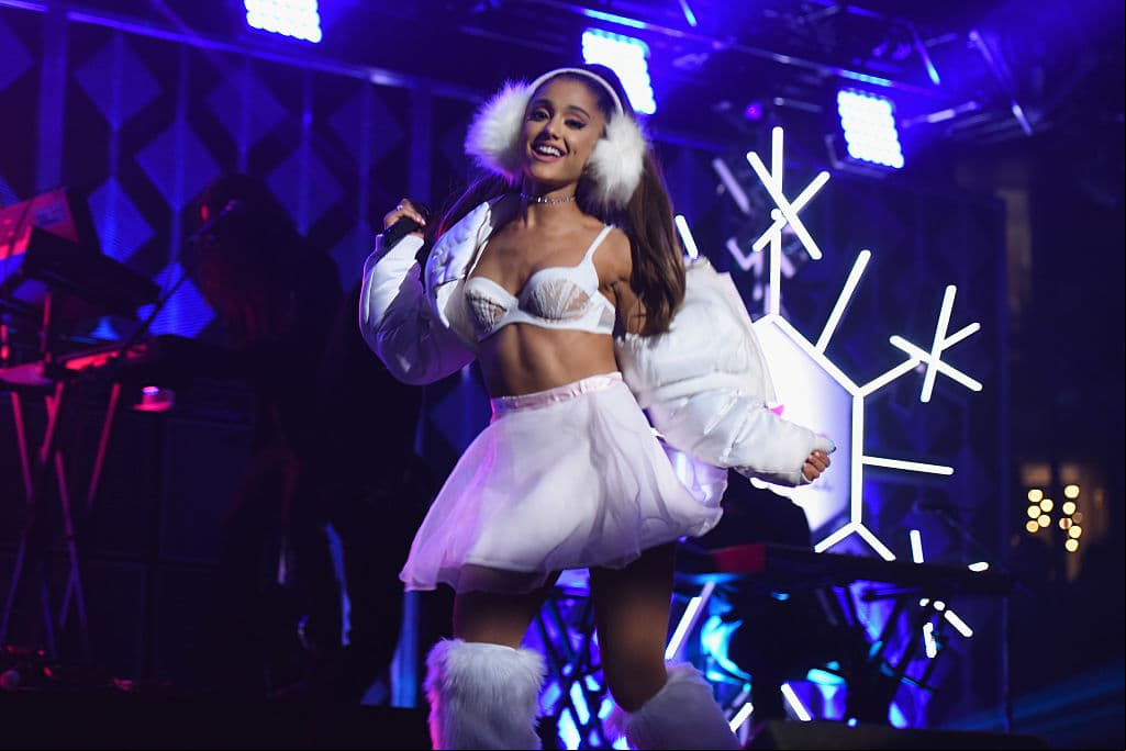 <b>Ariana Grande y Victoria Justice</b>
<br>En el año 2013, cuando 'Victorious' fue cancelada, Grande publicó en sus redes sociales un mensaje en el cual culpaba sutilmente a su ex coprotagonista del final anticipado de la serie.
<br>