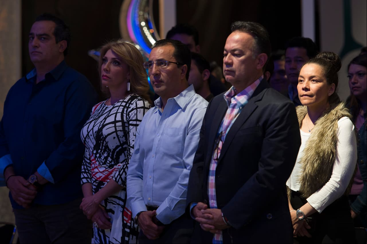 Nicandro Díaz, participó en la ceremonia junto con su gran equipo de trabajo.