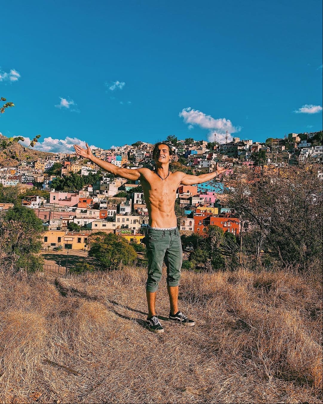 Emilio Osorio compartió un emotivo mensaje en el que celebró su mayoría de edad: "Mamá, papá, ya soy legal".