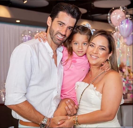 Adamari López y Toni Costa, quienes recientemente tomaron vacaciones en Punta Cana, forman una de las parejas más sólidas del medio del espectáculo, y ella se muestra feliz de que se hará realidad por fin uno de sus más grandes sueños personales.