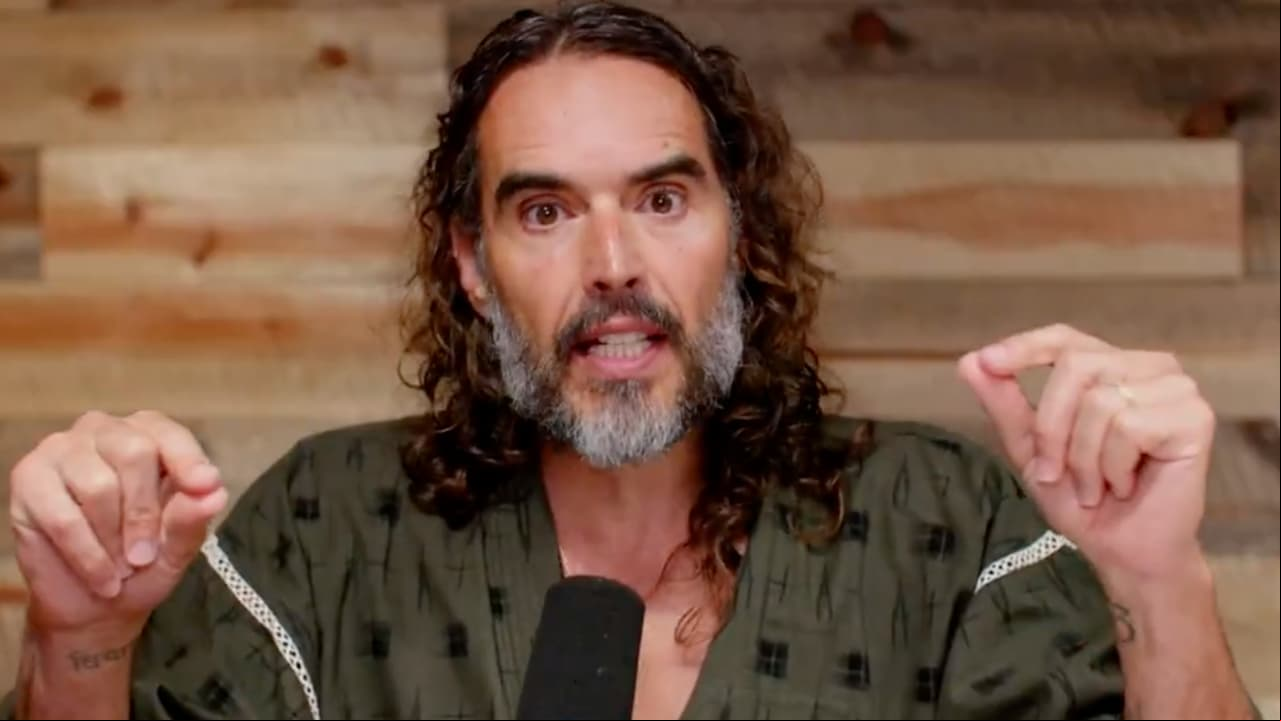 Famoso actor británico es acusado formalmente de agresión; ¿irá a prisión?
