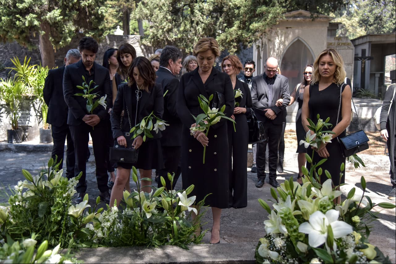 Al entierro del exitoso empresario 'Augusto Cantú' acude toda la familia, integrada por 'Renata' (Susana González), 'María José' (Alejandra Robles Gil), 'Victoria' (Leticia Calderón) y 'Elisa'.