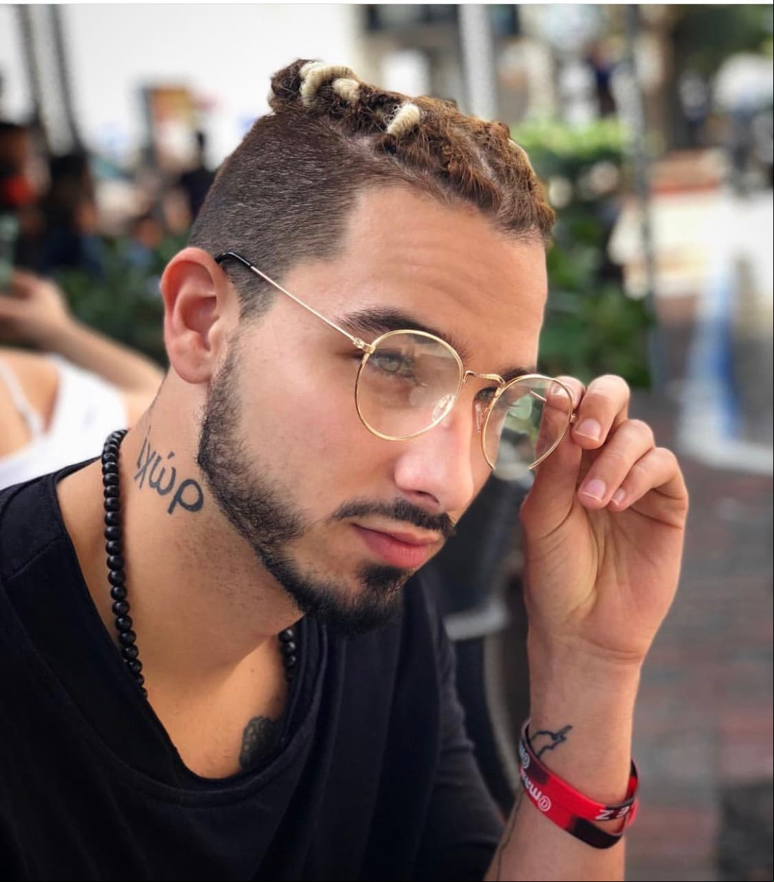 En dicho perfil, también se puede ver el estilo con el que el joven viste, el cual corresponde a una moda urbana que refleja sus raíces cubanas.