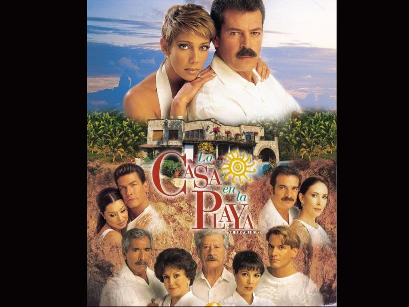 Cynthia Klitbo y Sergio Goyri protagonizaron ‘La casa en la playa’, telenovela que fue producida por Pinkye Morris y Yuri Breña. Esta historia se centra en un adulto mayor que tiene como última voluntad reunir a su familia en su casa en la playa, donde entregará su herencia y nombrará a su hija menor como la nueva encargada de su constructora.