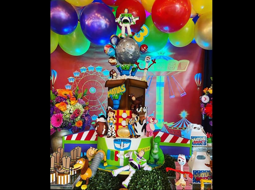 Para el pastel, Marjorie contrató a Pasteles MM, quienes entregaron un postre de tres pisos con todos los personajes de la película de Disney-Pixar, mostrando el diseño final a través de sus redes sociales. “¡Qué cosa más hermosa, pero por dentro está mejor! Qué rico, gracias por este hermoso pastel”, dijo la actriz en dicho post.