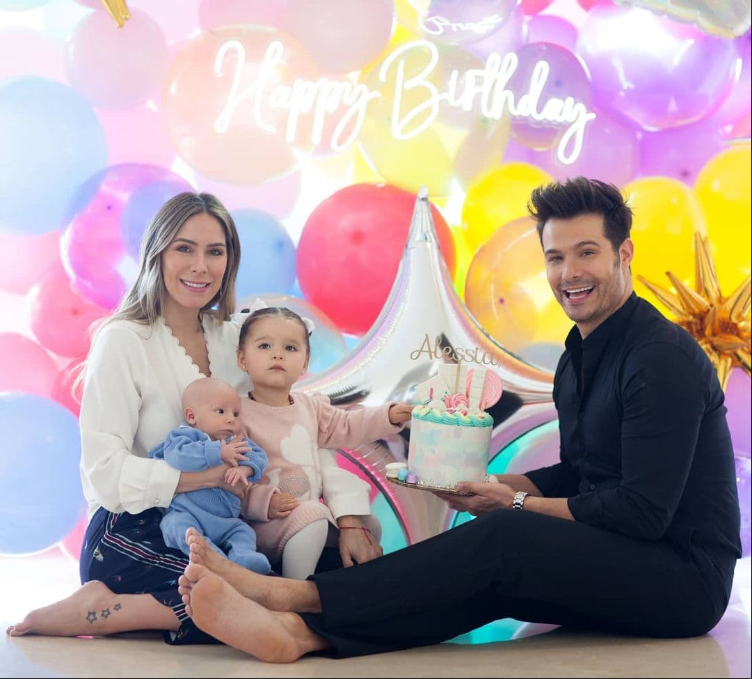 “Nació a las 11:20 de la noche y Kris la verdad es que una guerrerototota, fueron 16 horas de labor de parto, fue natural como ella quería”, reveló en su momento el protagonista de ‘Volverte a ver’, la nueva telenovela de Las Estrellas, a un programa matutino.
