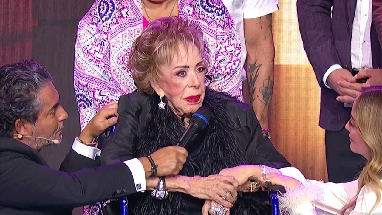 Silvia Pinal se llevó un aplauso de pie como madrina de lujo de los 25 años de Hoy
