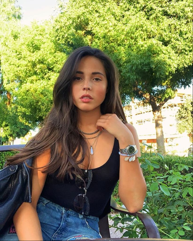 A pesar de tener una gran voz, la joven prefirió no seguir el camino de su padre y hermanos dentro del mundo del espectáculo, cuya situación no ha impedido que sume iradores, contando con 287 mil seguidores en su perfil de Instagram, donde presenta algunas imágenes de su día a día.