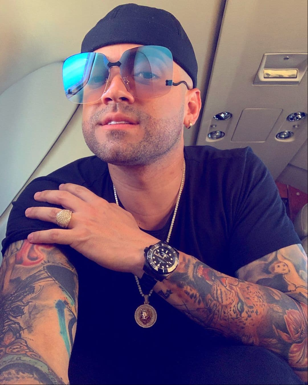 “Gracias por tomar la iniciativa de dar este paso hacia tu tranquilidad y por ser firme, entendiendo que es más importante LO QUE MERECES que lo que tienes. (…) Si te hubiera insistido, quizás estaríamos juntos, pero entiendo que mereces a alguien detallista, muy fiel, que confíe en ti, que esté presente, que sonría más, que te ponga en el top de sus prioridades, que prefiera la cama que el mueble, que grite lo hermosa que eres”, indicó.