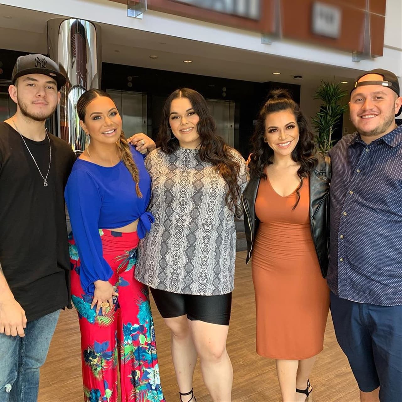 Hijos de la fallecida Jenni Rivera visitan el nuevo mural de la cantante