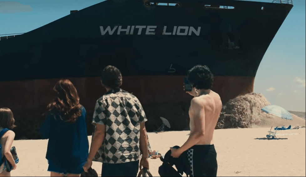 Barco encallando en la película 'Dejar el mundo atrás'