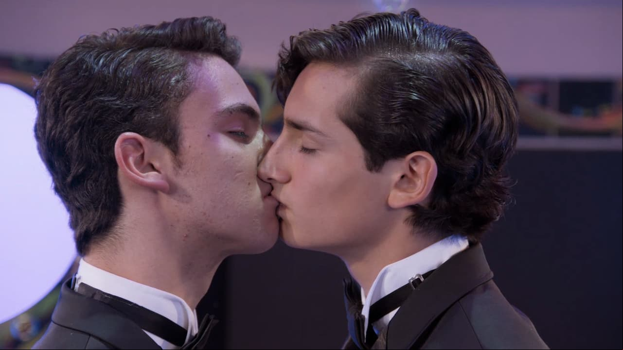 ¿Por qué es histórico el beso que se dio en televisión Aristemo?