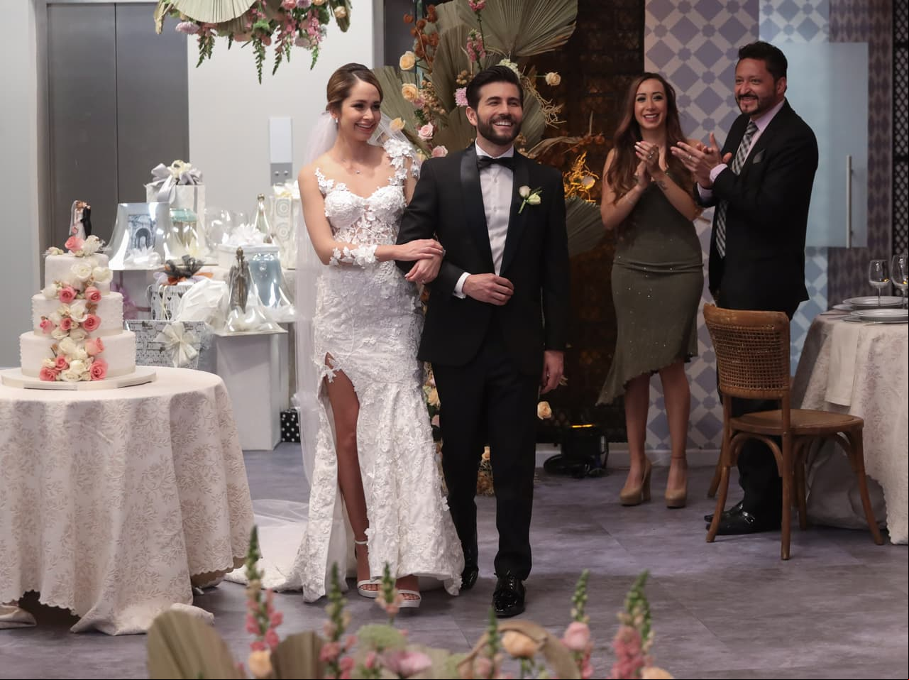 ¡Los flamantes novios llegaron a la celebración de su boda! Todos los recibieron con mucho amor.