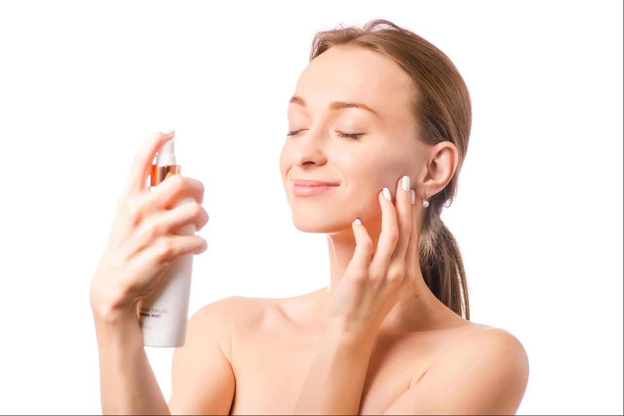 Más duración. ¿Quieres que tu maquillaje dure todo el día? Rocía un poco de agua de rosas sobre tu rostro. Hazlo a una distancia de 20 cm. ¡Amarás los resultados!
