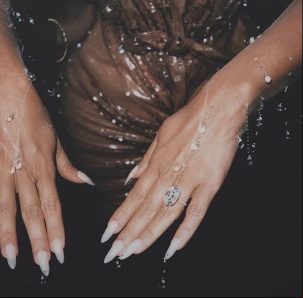 Kim Kardashian invariablemente siempre se vuelve referente en los temas de belleza, actualmente la señora de Kanye West luce sus uñas súper estilizadas.