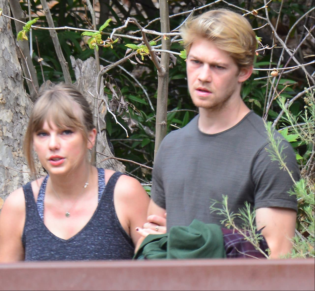 Taylor disfrutó de una caminata acompañada de su novio, el actor Joe Alwyn (FOTO: The Grosby Group)