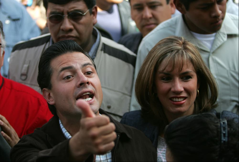 Según el portal Proceso, Mónica y Enrique se conocieron en la Universidad Panamericana, donde ella estudió la licenciatura en Historia del Arte. La relación prosperó y en 1993 se casaron, teniendo a tres niños.