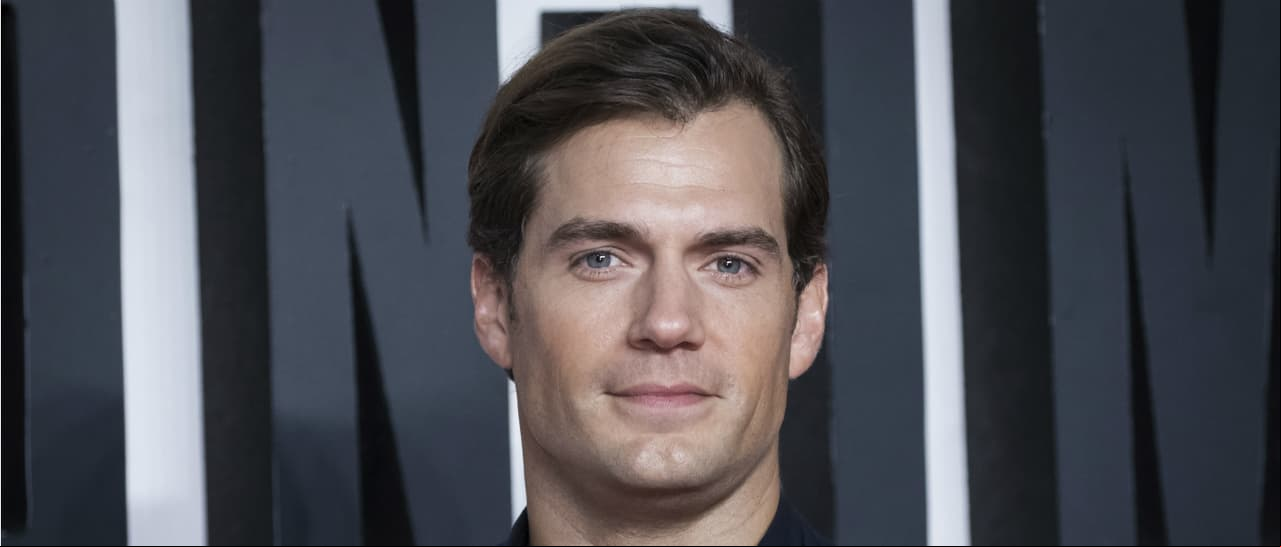 Henry Cavill cambia el traje de Superman por la magia