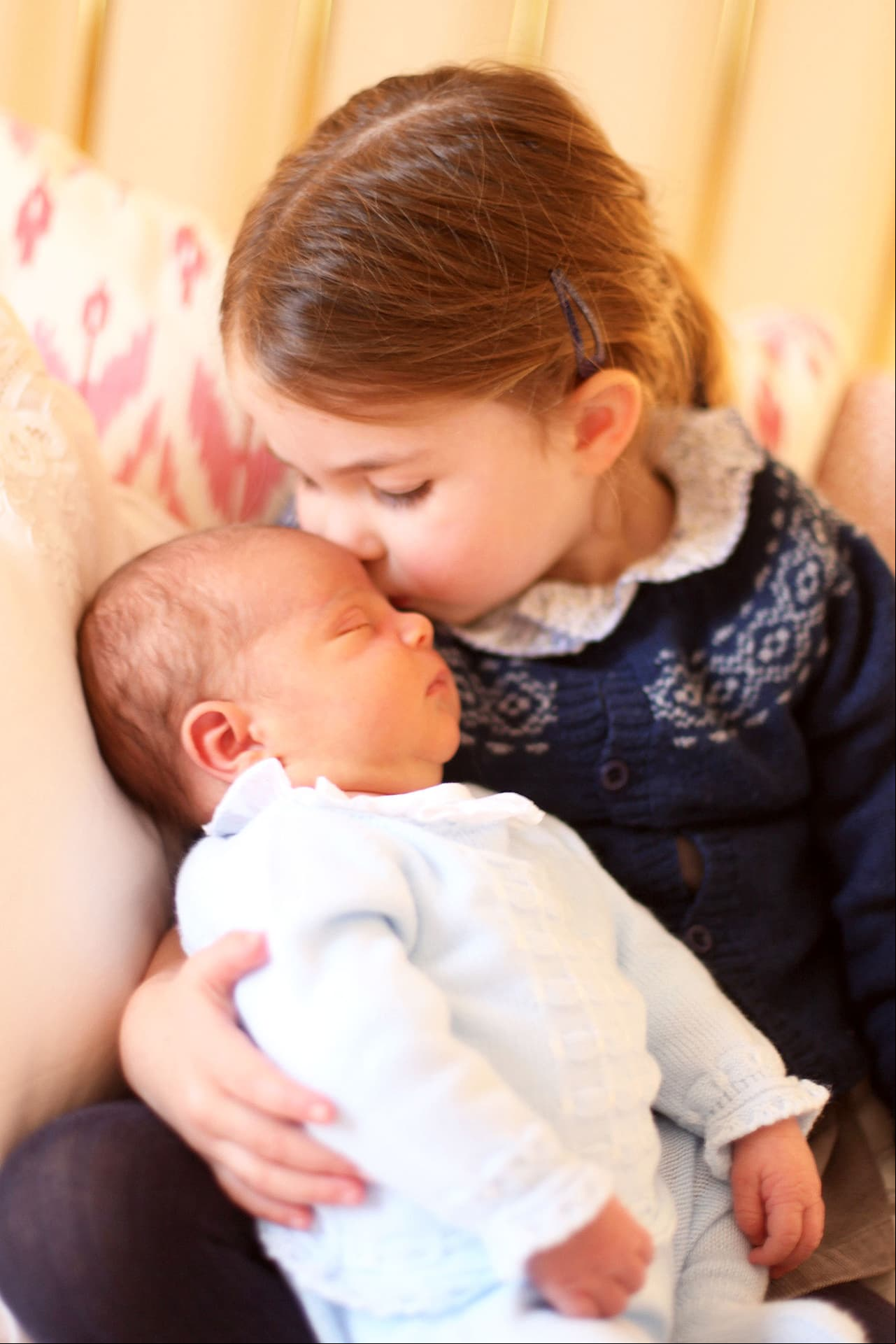 Este bebé es Louis Arthur Charles, el nuevo habitante del Palacio de Kensington. Aquí con su hermana, la princesa Charlotte que también recién cumplió tres años.