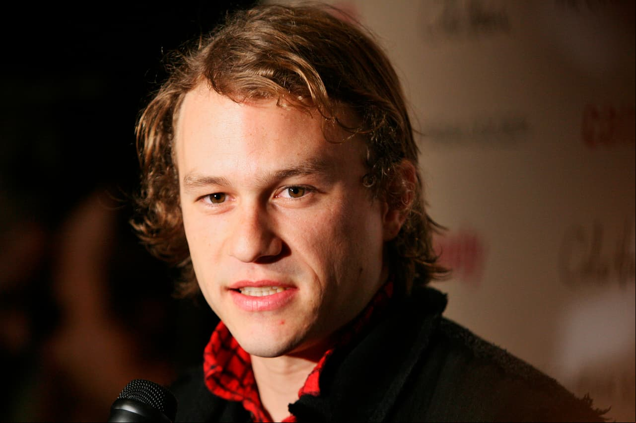 A los 28 años de edad, Heath se suicidó por una sobredosis de somníferos. Muchos medios aseguran que el actor se sumió en una terrible depresión e incluso que padecía un trastorno psicológico, luego de que dio vida a ‘El Guasón’ en Batman: El caballero de la noche.
