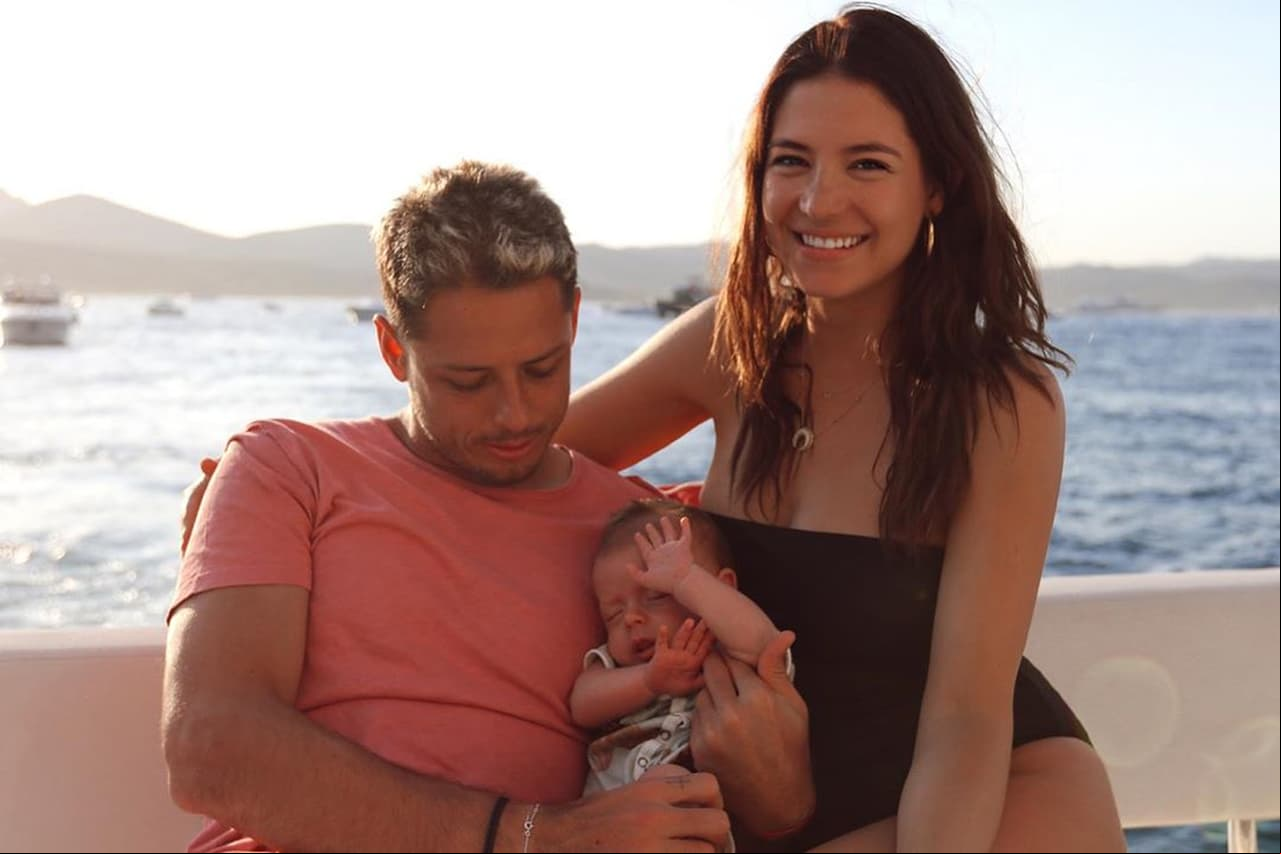 Sarah Kohan y su hijo muestran su apoyo a ‘Chicharito’ al usar la playera de la selección mexicana