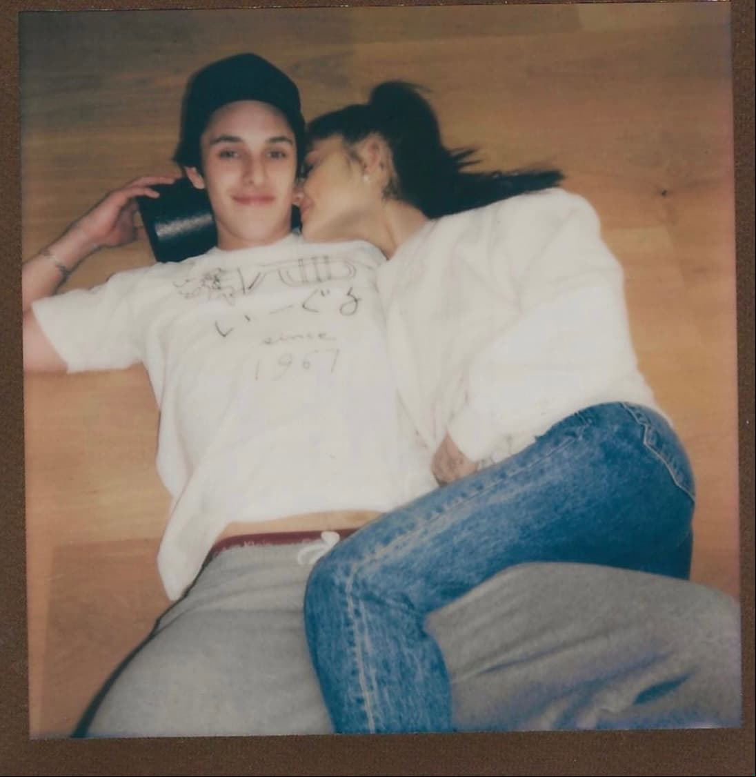 Ariana Grande y Dalton Gomez comenzaron su noviazgo en enero de 2020. Pero fue hasta el lanzamiento del video musical ‘Stuck with u’ que ambos hicieron su primera aparición juntos.