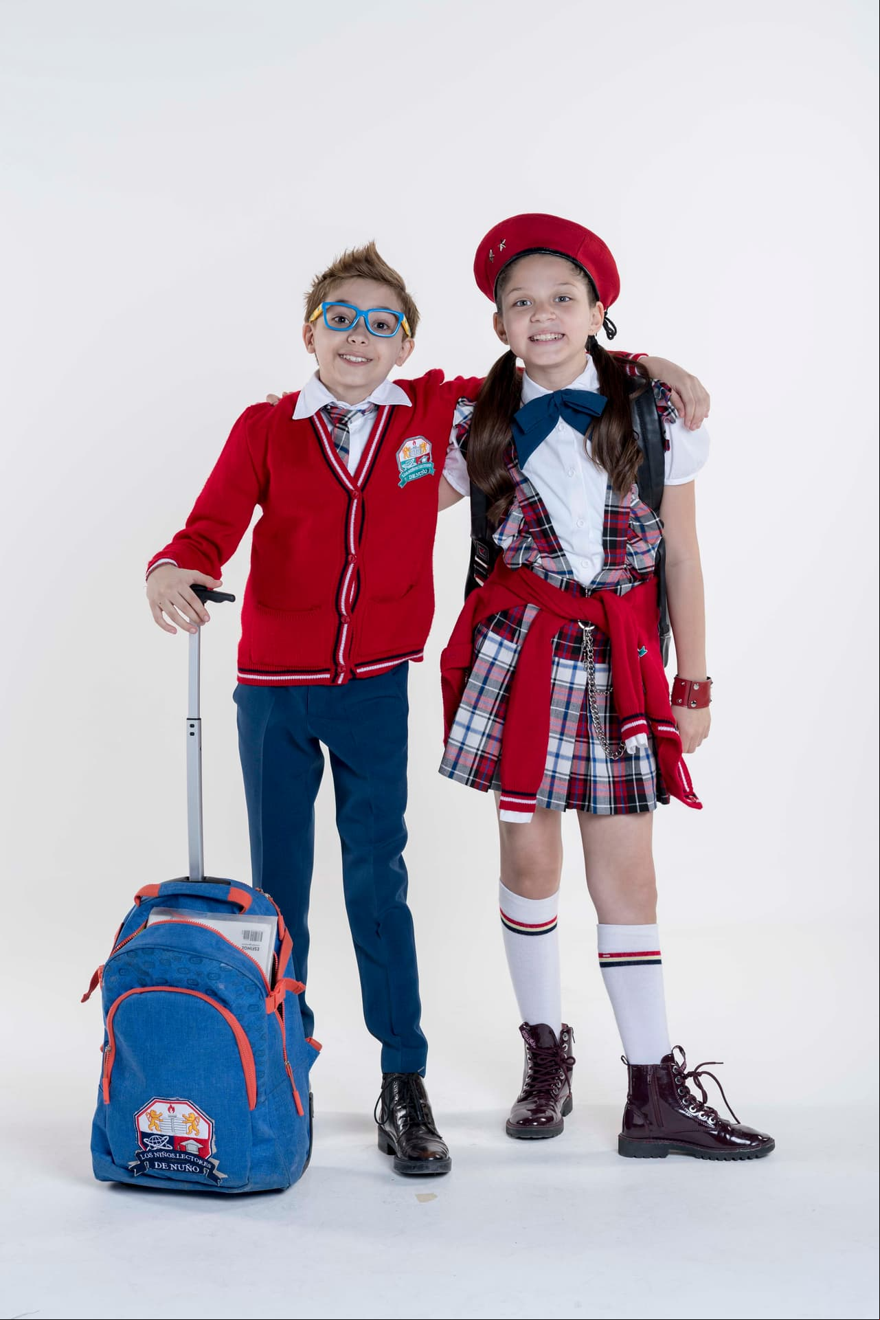 Tadeo Bonavides y Camila Rivas interpretan a 'Justito' y 'Victoria', los hijos de 'Gaby' y 'Plutarco', y 'La Nena' y 'Aldolfo', respectivamente.