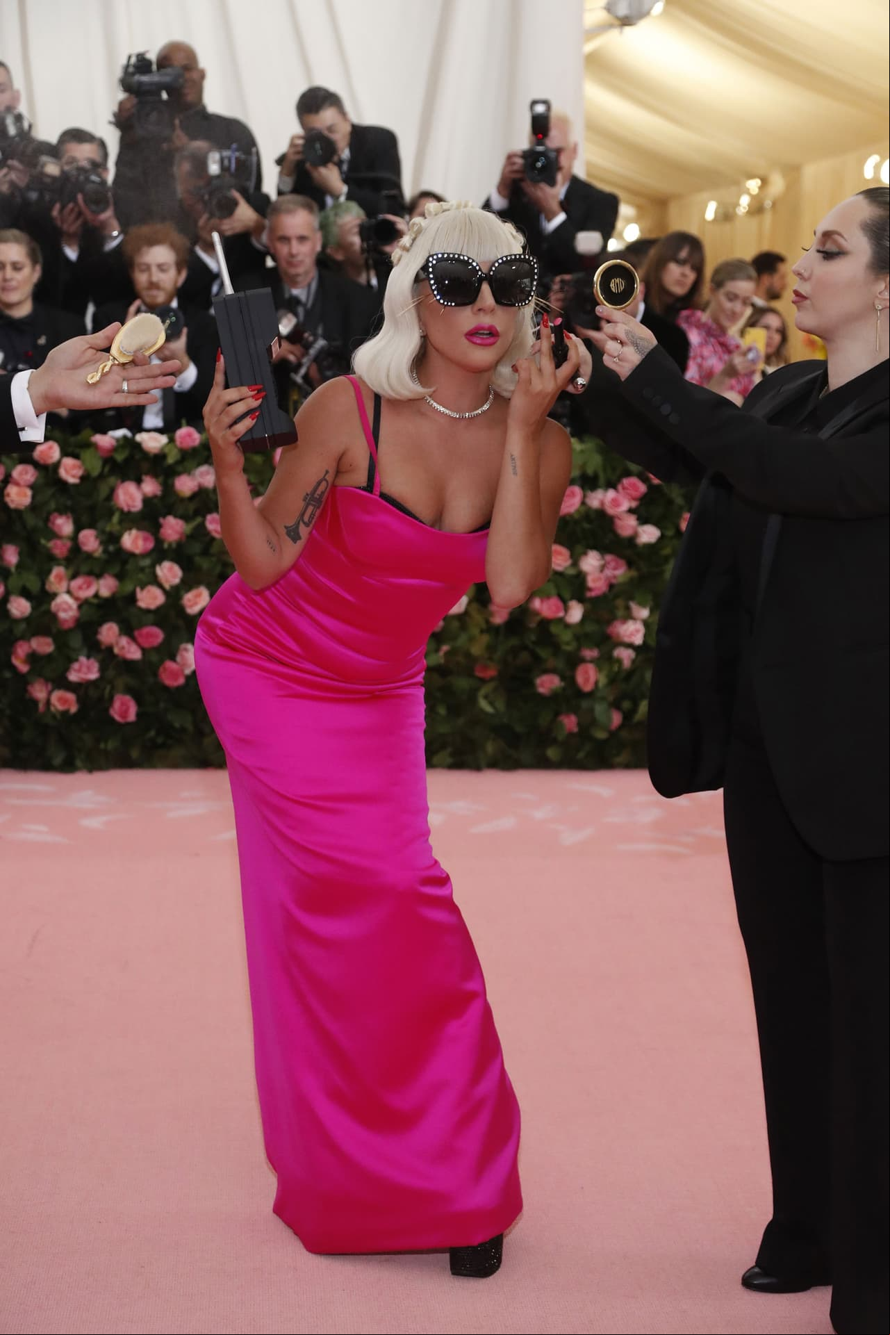 Para su tercer look de la noche, Gaga se retiró el vestido negro para presumir otro diseño.