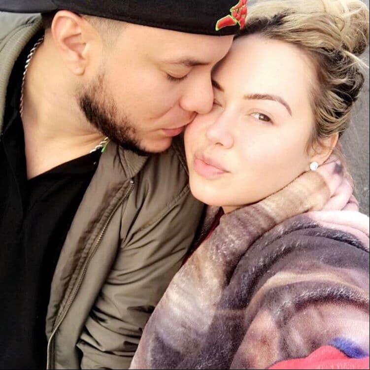 Tiempo después, Chiquis terminó su relación de cinco años con el productor Ángel del Villar, con quien incluso tenía planeado llegar al altar, y por meses desmintió su romance con Lorenzo, hasta que en abril 2017 lo hicieron oficial, convirtiéndose en el blanco de las críticas y polémicas declaraciones de Claudia Galván, exesposa de Lorenzo Méndez, lo cual llegó hasta los tribunales.
