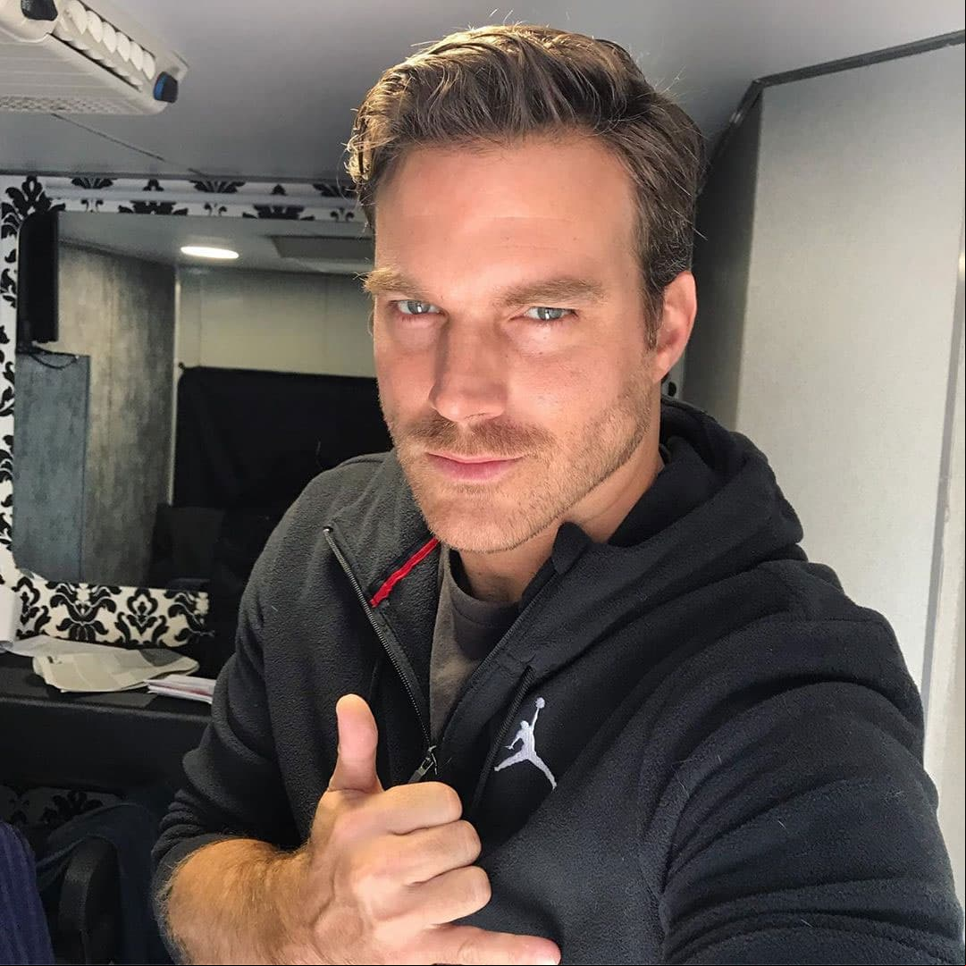 León Peraza nació en Venezuela, pero reside en México desde hace varios años. El actor ha trabajado en varios proyectos televisivos, destacando su trabajo como ‘Domingo Alvarado’ en ‘Señora Acero’.