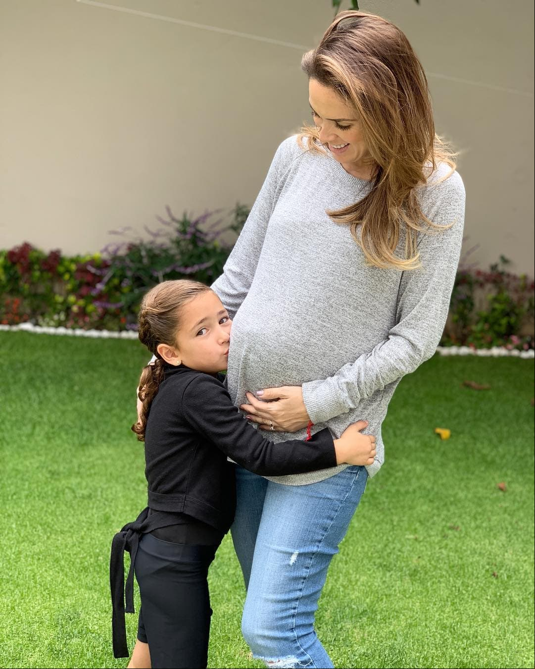 “Alguien está feliz por la llegada de sus hermanas”, escribió Jacqueline en su publicación que alcanzó más de 159 mil likes.